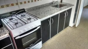 La cocina, con mesada de granito