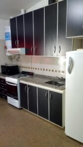 Cocina equipada, con heladera y horno