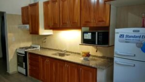 La cocina, con heladera y microondas