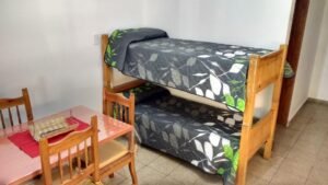 El comedor, con la cucheta que suma dos plazas