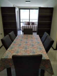 El comedor, con mesa larga