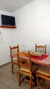 El comedor, con TV de pantalla plana