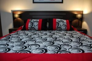 El dormitorio principal, con cama matrimonial de dos plazas