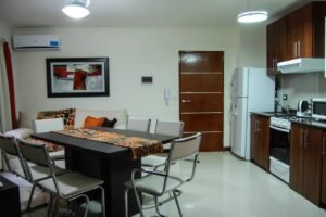 El living comedor, integrado con la cocina