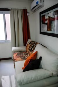 El living, con sofá cama y aire acondicionado