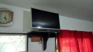 El TV de pantalla plana del living